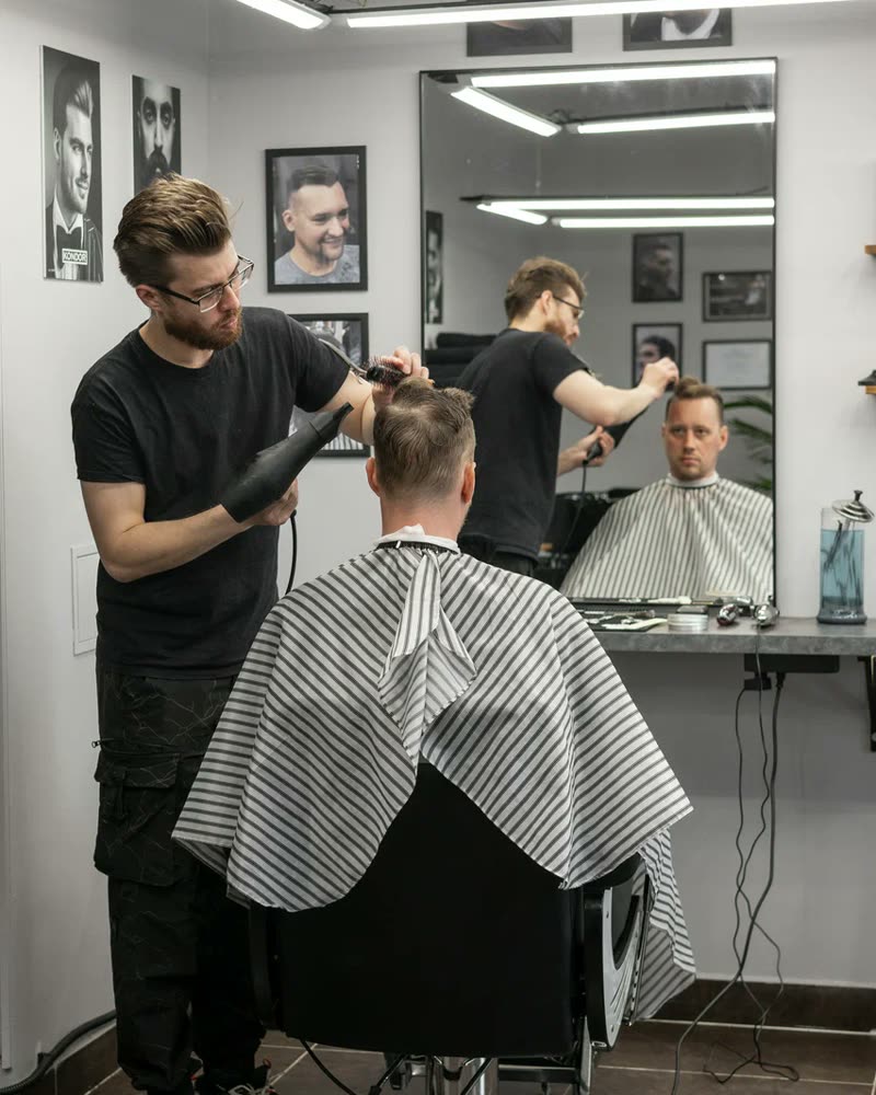 Интерьер мужского барбершопа Men's Cave